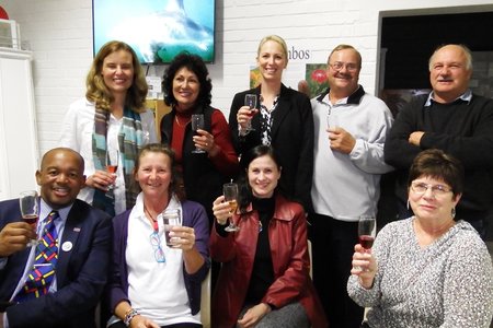 Die onderskeie gassprekers, met voor vlnr Solly Madikane, Caron Lee, Brenda du Toit en Glenda Kitley. Agter vlnr is Heidi van der Watt, Riana de Coning, Julie Cheetam, Francois Myburgh en Wilfred Chivell.